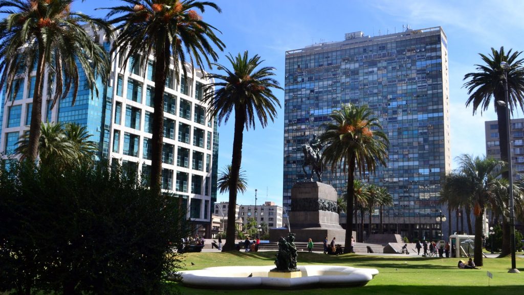 Plaza independencia montevideo com a estatua o que visitar em montevideo no uruguai. Qual a distancia de porto alegre a montevideo de carro. Tem como viajar pra fora com carro alugado alternativa car locadora de veiculos porto alegre