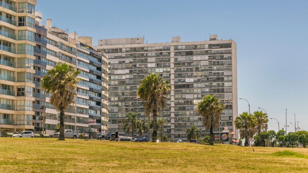 Conheça o bairro pocitos em montevideo, o que fazer em montevideo - roteiro de viagem de porto alegre para montevideo quanto custa. Viajar de carro para o uruguai com carro alugado alternativa car locadora de carros