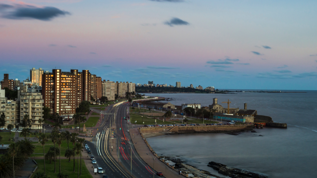 Montevideo é uma cidade encantadora, com muita história e que é capaz de encantar qualquer um que esteja turistanto por lá. Aqui com a gente, você pode fazer a carta verde para viajar de carro para conhecer esse país maravilhoso que é o Uruguai