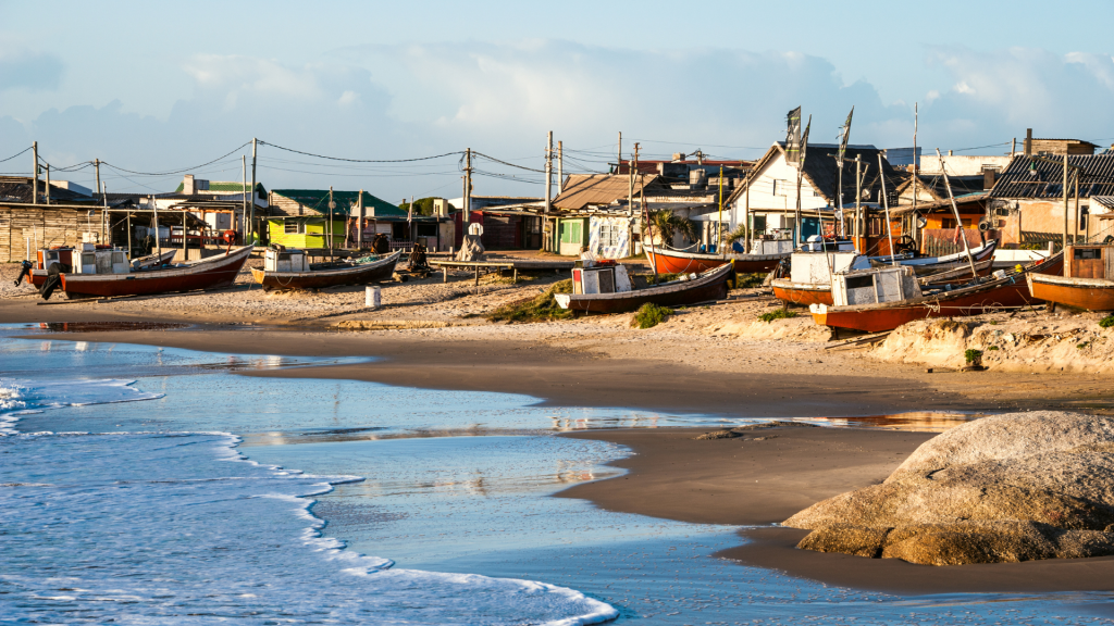 Viaje para o Uruguai e conheça Punta Del Diablo, uma praia encantadora que fica num vilarejo diferente de tudo que você já viu, curta essa aventura de carro com a Alternativa Car